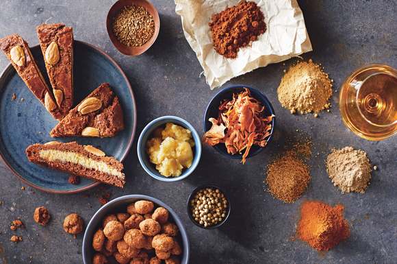 Viele Zutaten für die Weihnachtsbäckerei - etwa für gefüllte Spekulatius - gibt es aus fairem Handel.