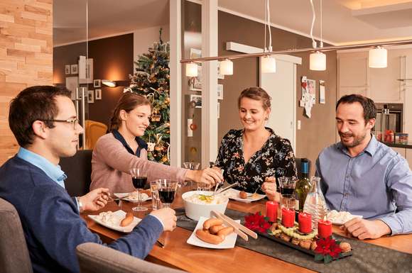 An Heiligabend pflegen viele Bundesbürgern innig ein Essensritual: Mit Abstand am häufigsten kommt an diesem Tag Bockwurst mit Kartoffelsalat auf den Tisch.