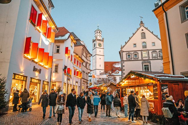 Während des Christkindlesmarkts empfängt Ravensburg mit Lichterglanz, dekorierten Schaufenstern und dem Duft nach Glühwein und gebrannten Mandeln. In den festlich geschmückten Buden kann man Kunsthandwerk, Christbaumschmuck und besondere Leckereien entdecken.