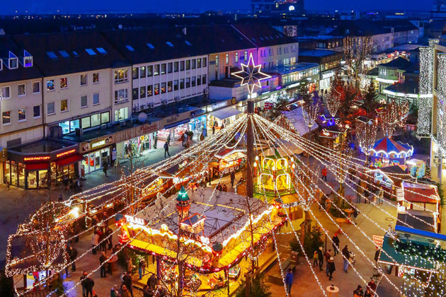 Der Weihnachtsmarkt in der Wolfsburger Innenstadt bietet ein buntes Programm für die ganze Familie.