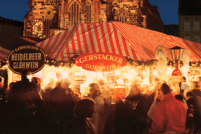 Auf den Weihnachtsmärkten können Besucher die leckeren Glühwein-Variationen genießen.